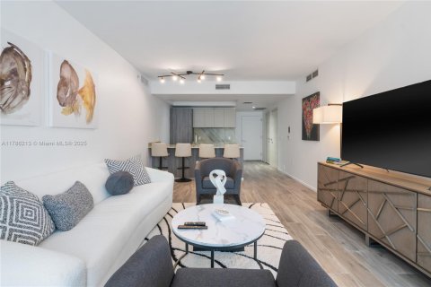 Condo in Miami, Florida, 3 bedrooms  № 1937787 - photo 9