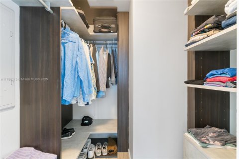 Condo in Miami, Florida, 3 bedrooms  № 1937787 - photo 25