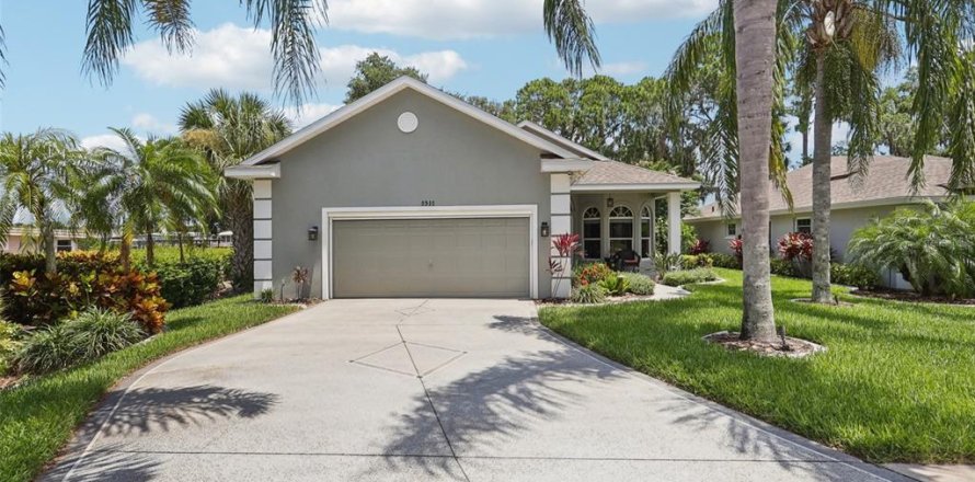 House in Tavares, Florida 3 bedrooms, 183.95 sq.m. № 1792248