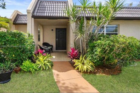 House in West Palm Beach, Florida 2 bedrooms, 122.63 sq.m. № 1822250 - photo 2