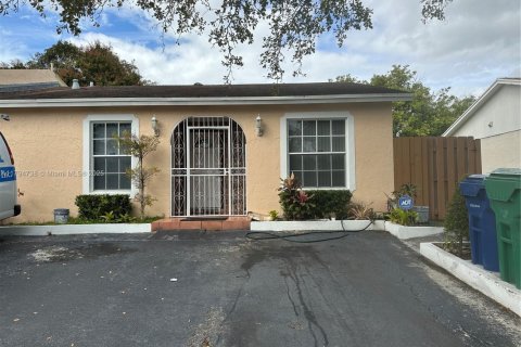 Townhouse in Miami Gardens, Florida 4 bedrooms, 115.57 sq.m. № 1697355 - photo 1