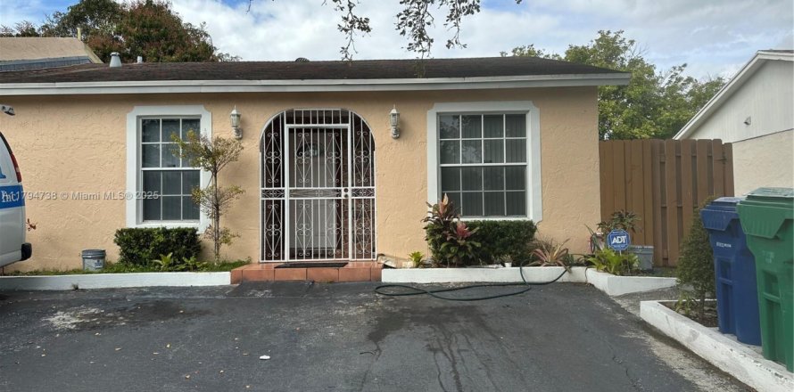 Townhouse in Miami Gardens, Florida 4 bedrooms, 115.57 sq.m. № 1697355