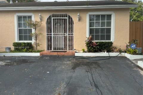 Townhouse in Miami Gardens, Florida 4 bedrooms, 115.57 sq.m. № 1697355 - photo 2