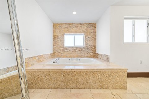Villa ou maison à vendre à Miami, Floride: 5 chambres, 437.57 m2 № 1998704 - photo 28