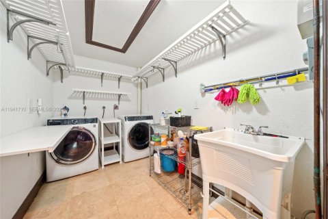 Villa ou maison à vendre à Miami, Floride: 5 chambres, 437.57 m2 № 1998704 - photo 18