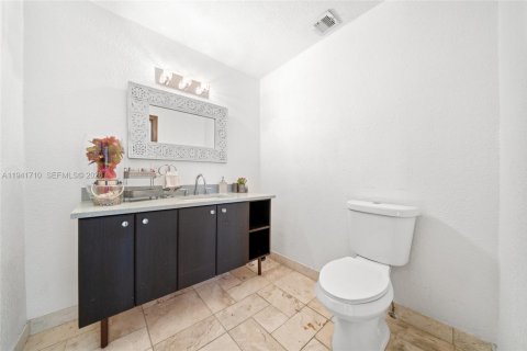 Villa ou maison à vendre à Miami, Floride: 5 chambres, 437.57 m2 № 1998704 - photo 17