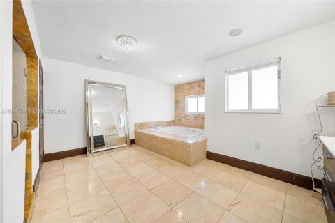 Villa ou maison à vendre à Miami, Floride: 5 chambres, 437.57 m2 № 1998704 - photo 27
