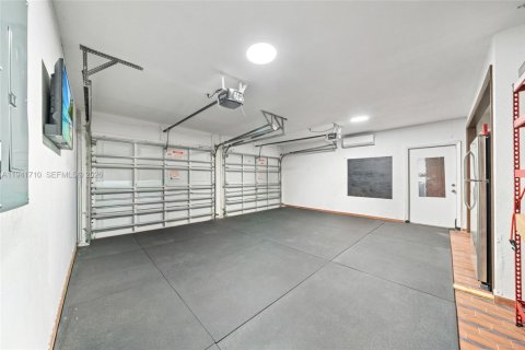 Villa ou maison à vendre à Miami, Floride: 5 chambres, 437.57 m2 № 1998704 - photo 19
