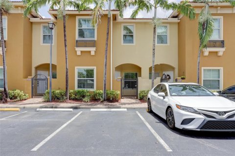 Townhouse in Tamarac, Florida 3 bedrooms, 142.7 sq.m. № 2246732 - photo 28