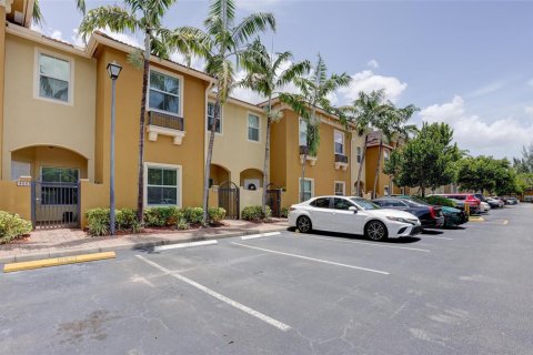 Townhouse in Tamarac, Florida 3 bedrooms, 142.7 sq.m. № 2246732 - photo 27