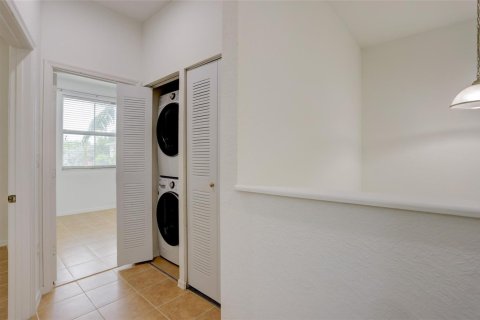 Townhouse in Tamarac, Florida 3 bedrooms, 142.7 sq.m. № 2246732 - photo 11