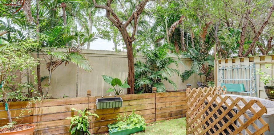 Townhouse in Tamarac, Florida 3 bedrooms, 142.7 sq.m. № 2246732