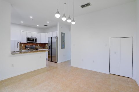 Townhouse in Tamarac, Florida 3 bedrooms, 142.7 sq.m. № 2246732 - photo 5