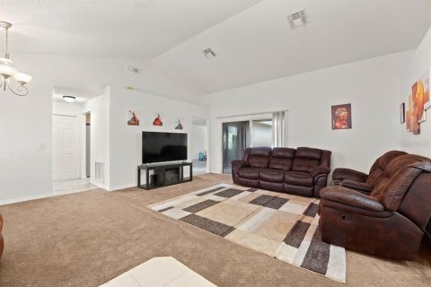 House in Deltona, Florida 3 bedrooms, 179.49 sq.m. № 2408089 - photo 5