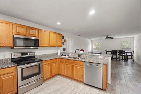 House in Deltona, Florida 3 bedrooms, 179.49 sq.m. № 2408089 - photo 9