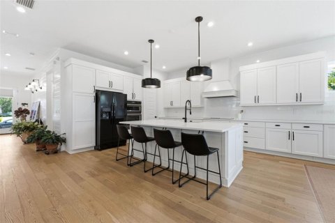 House in Orlando, Florida 6 bedrooms, 356.19 sq.m. № 2203543 - photo 15