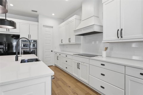 House in Orlando, Florida 6 bedrooms, 356.19 sq.m. № 2203543 - photo 19