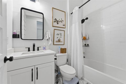House in Orlando, Florida 6 bedrooms, 356.19 sq.m. № 2203543 - photo 27