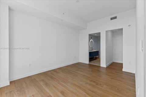 Condo in Miami, Florida, 2 bedrooms  № 1973808 - photo 6