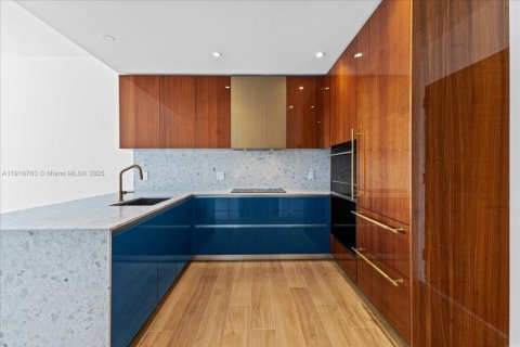 Condo in Miami, Florida, 2 bedrooms  № 1973808 - photo 4