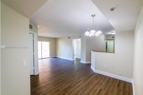 Condo in Miami Gardens, Florida, 2 bedrooms № 2037872 - photo 15