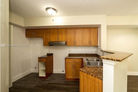 Condo in Miami Gardens, Florida, 2 bedrooms № 2037872 - photo 5