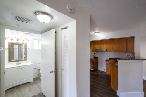 Condo in Miami Gardens, Florida, 2 bedrooms № 2037872 - photo 16