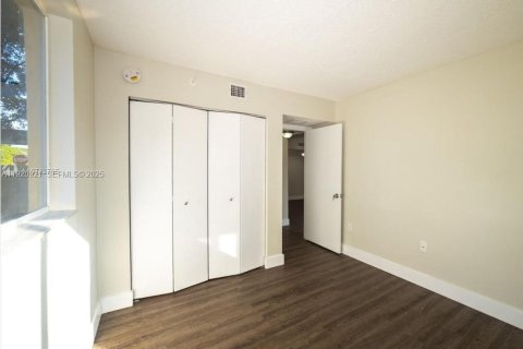 Condo in Miami Gardens, Florida, 2 bedrooms № 2037872 - photo 9