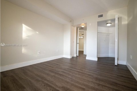 Condo in Miami Gardens, Florida, 2 bedrooms № 2037872 - photo 17