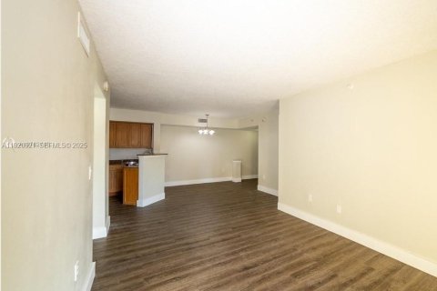 Condo in Miami Gardens, Florida, 2 bedrooms № 2037872 - photo 12