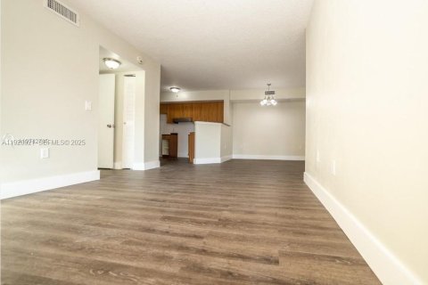 Condo in Miami Gardens, Florida, 2 bedrooms № 2037872 - photo 4