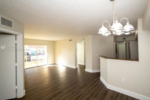 Condo in Miami Gardens, Florida, 2 bedrooms № 2037872 - photo 13