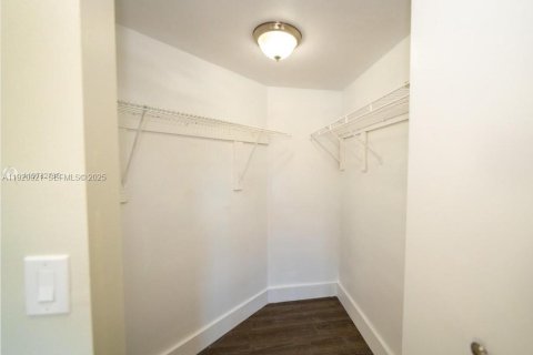 Condo in Miami Gardens, Florida, 2 bedrooms № 2037872 - photo 11