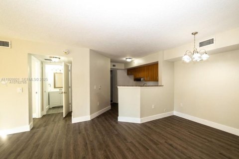 Condo in Miami Gardens, Florida, 2 bedrooms № 2037872 - photo 3