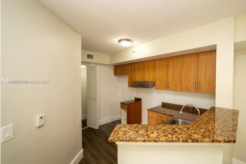 Condo in Miami Gardens, Florida, 2 bedrooms № 2037872 - photo 6