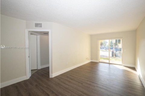 Condo in Miami Gardens, Florida, 2 bedrooms № 2037872 - photo 10