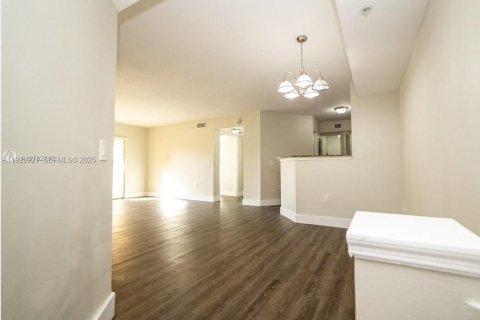 Condo in Miami Gardens, Florida, 2 bedrooms № 2037872 - photo 18