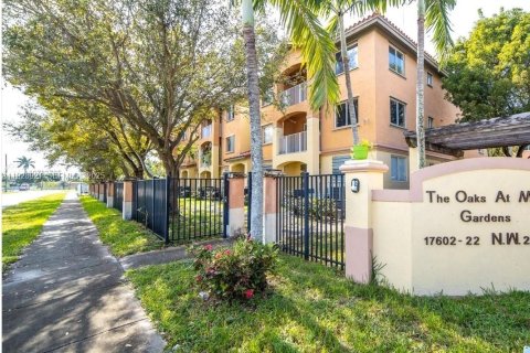 Condo in Miami Gardens, Florida, 2 bedrooms № 2037872 - photo 1