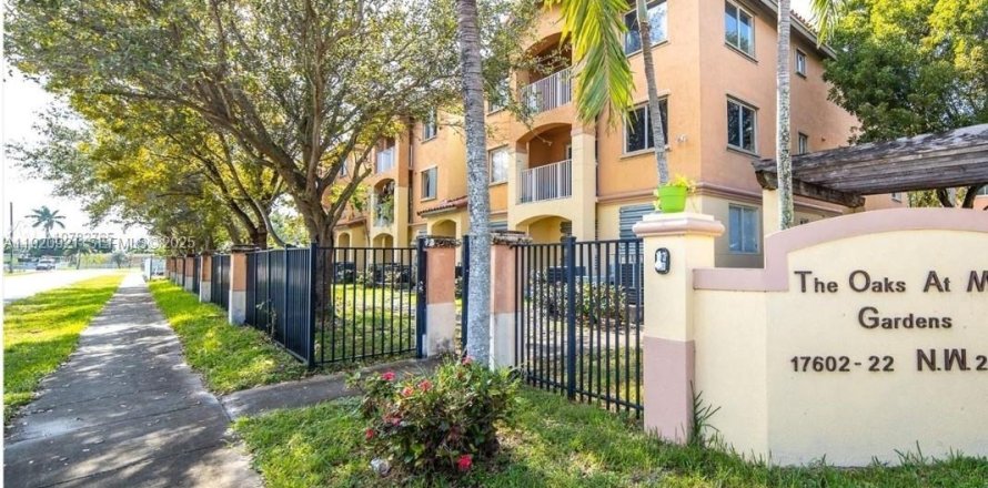 Condo in Miami Gardens, Florida, 2 bedrooms № 2037872