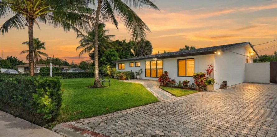 House in Deerfield Beach, Florida 3 bedrooms, 133.41 sq.m. № 2146866