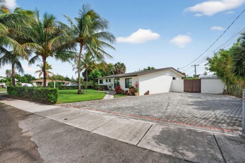 House in Deerfield Beach, Florida 3 bedrooms, 133.41 sq.m. № 2146866 - photo 8