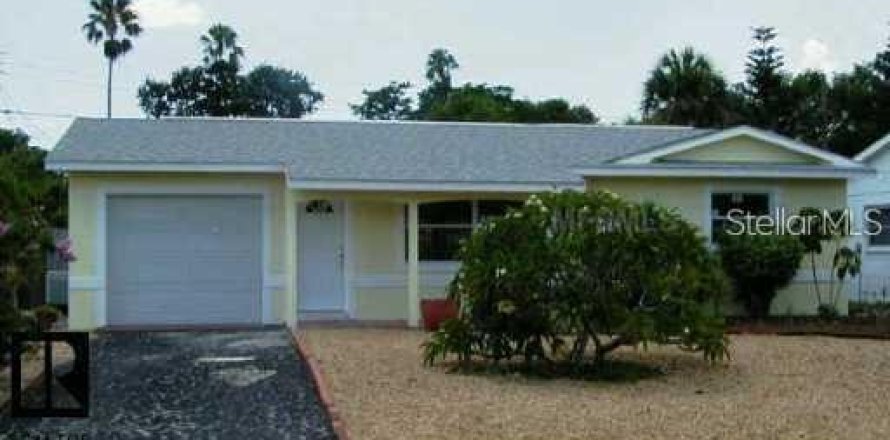 House in Gulfport, Florida 2 bedrooms, 102.75 sq.m. № 1787382