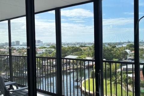 Condo à North Miami, Floride, 2 chambres  № 2087295