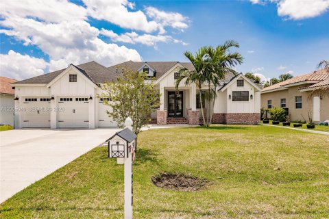 House in Plantation, Florida 4 bedrooms, 295.8 sq.m. № 2069712 - photo 2