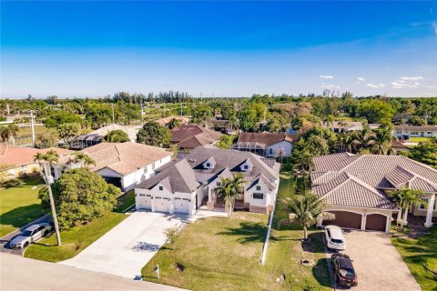 House in Plantation, Florida 4 bedrooms, 295.8 sq.m. № 2069712 - photo 3