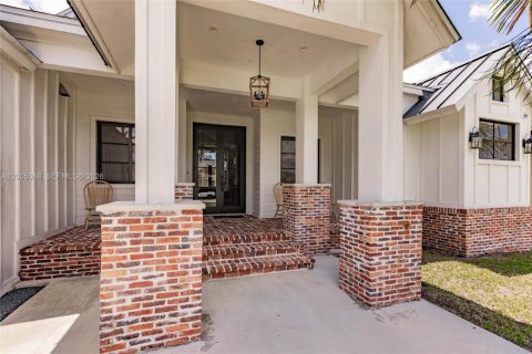 House in Plantation, Florida 4 bedrooms, 295.8 sq.m. № 2069712 - photo 4