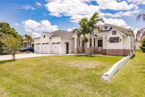 House in Plantation, Florida 4 bedrooms, 295.8 sq.m. № 2069712