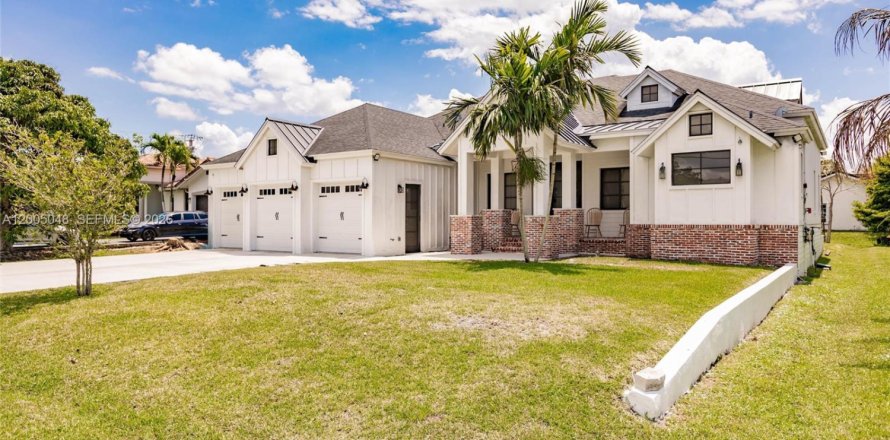 House in Plantation, Florida 4 bedrooms, 295.8 sq.m. № 2069712