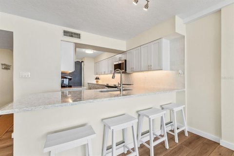 Condo in Holmes Beach, Florida, 2 bedrooms  № 1917655 - photo 10