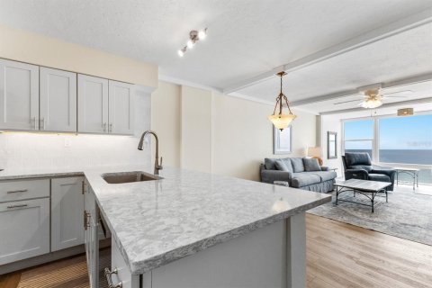 Condo in Holmes Beach, Florida, 2 bedrooms  № 1917655 - photo 11